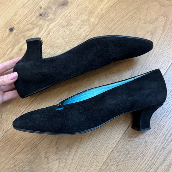 Thierry Rabotin Back Suede “Reno” Cutout Pumps - Size 40 - EUC - Picture 6 of 9